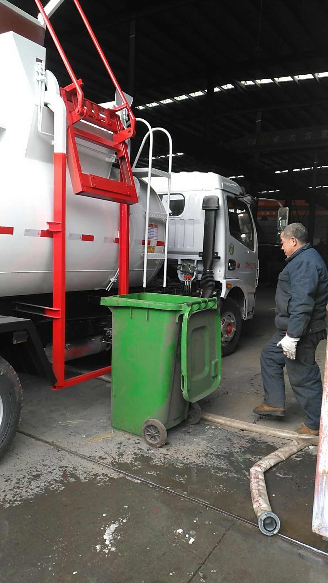 餐廚垃圾車(chē)掛桶起升機(jī)